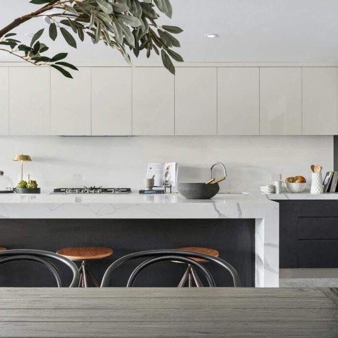 Carrelage de crédence de cuisine : comment harmoniser matériaux et couleurs ?